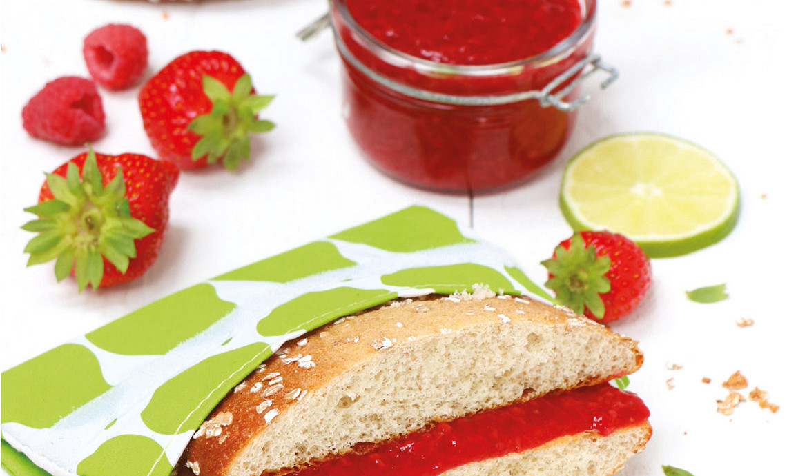 Spelt eierkoek met rood fruit spread